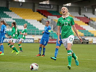 Stephanie Roche scores as Irel...